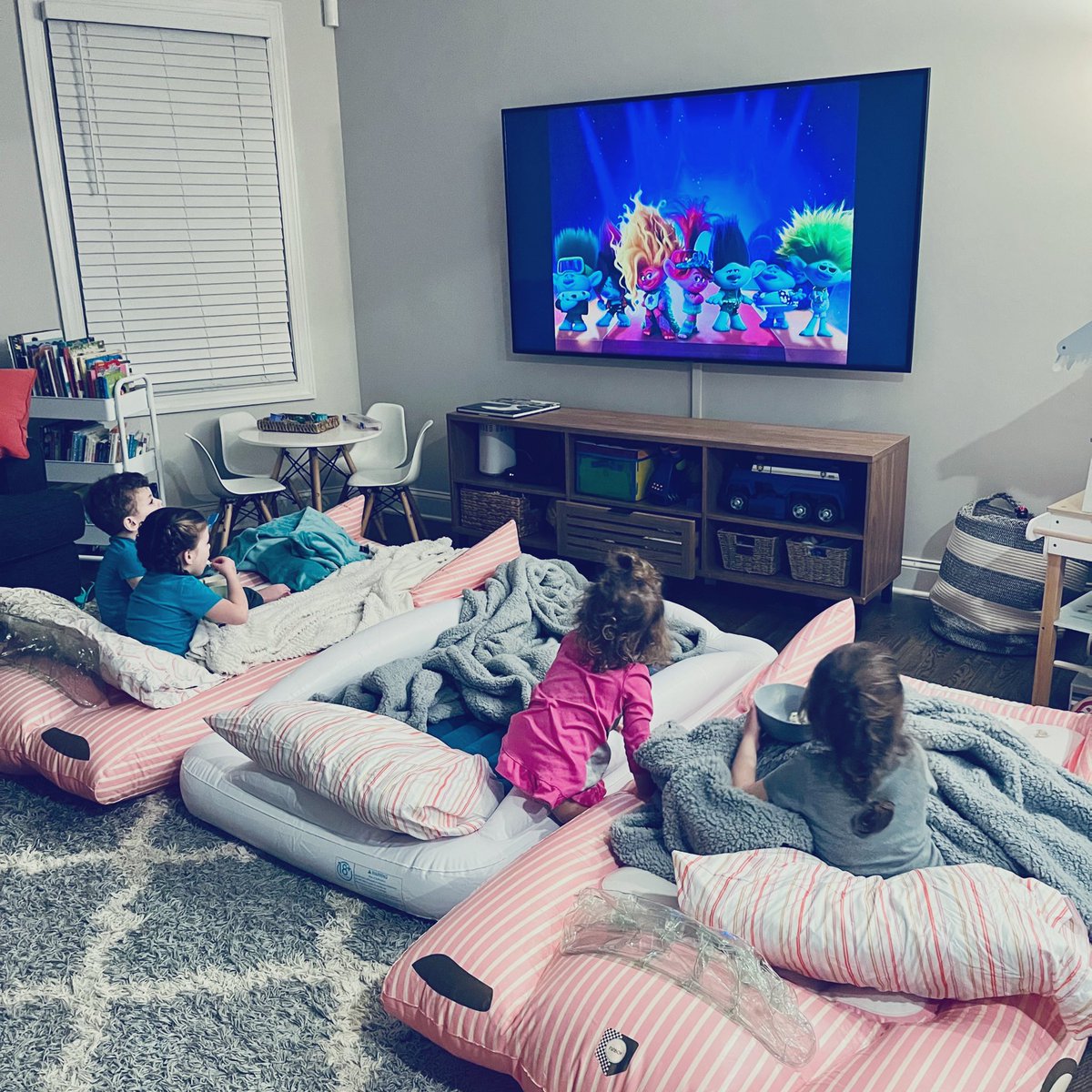 OhMissMadelyn's tweet photo. Our first #sleepunder … I’m here for the popcorn 🍿 https://t.co/qtKfsQD6zF