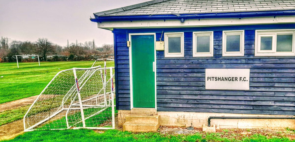 On way to North Greenford today came across Pitshanger FC which I think is youth football. But a sign too for Pitshanger Dynamo who I thought played at Brentham. Earlier I'd seen Pitzhanger Manor but pretty sure that's a house and gallery rather than a football club.