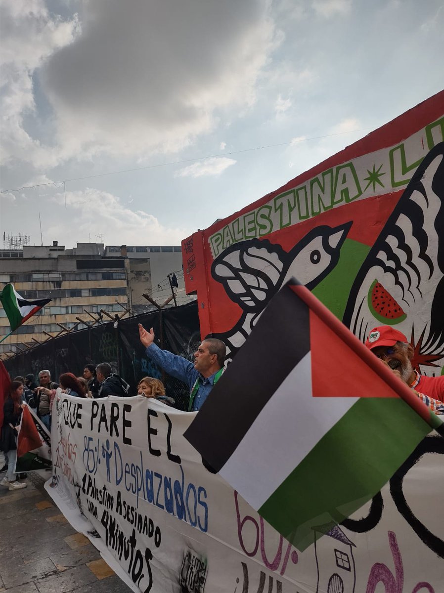trochandosf's tweet photo. En la Plaza de Bolívar en #Bogotá se llevó a cabo una nueva manifestación en rechazo al genocidio sionista de Israel en contra de #Palestina.
Un llamado a la sensibilización sobre esta guerra de exterminio y a que el gobierno colombiano rompa relaciones con el ente israelí. https://t.co/Q0hTmai1XG