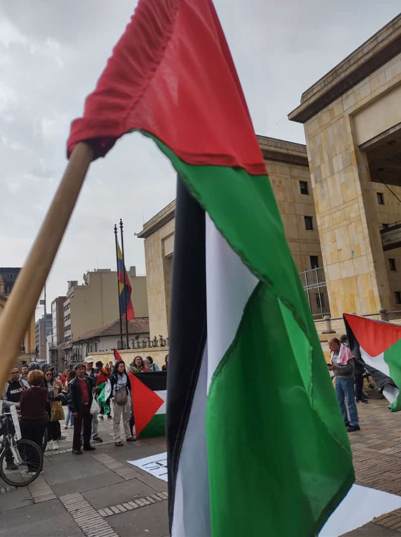 trochandosf's tweet photo. En la Plaza de Bolívar en #Bogotá se llevó a cabo una nueva manifestación en rechazo al genocidio sionista de Israel en contra de #Palestina.
Un llamado a la sensibilización sobre esta guerra de exterminio y a que el gobierno colombiano rompa relaciones con el ente israelí. https://t.co/Q0hTmai1XG