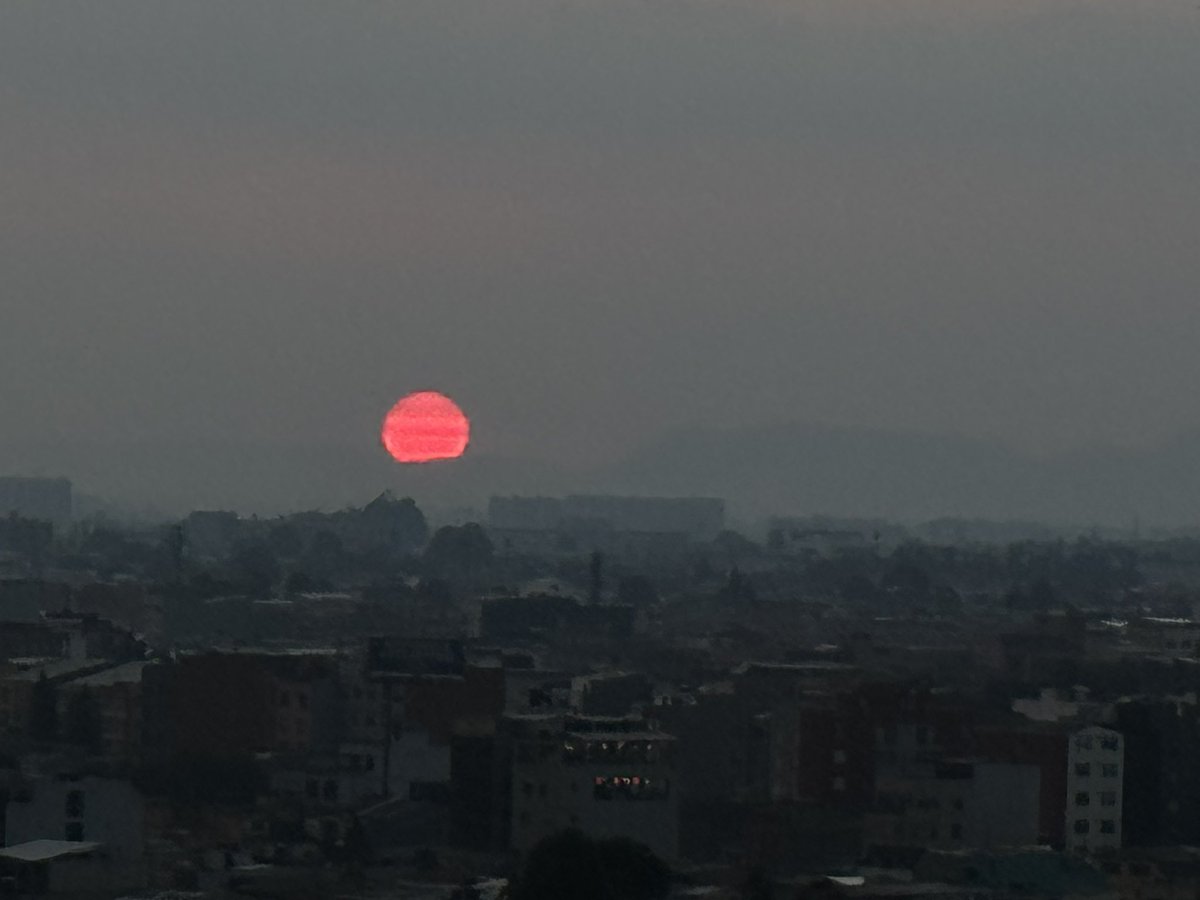 maryru111's tweet photo. Que luna tan maravillosa   Pudieron verla ???? https://t.co/O3qSvKdnIo