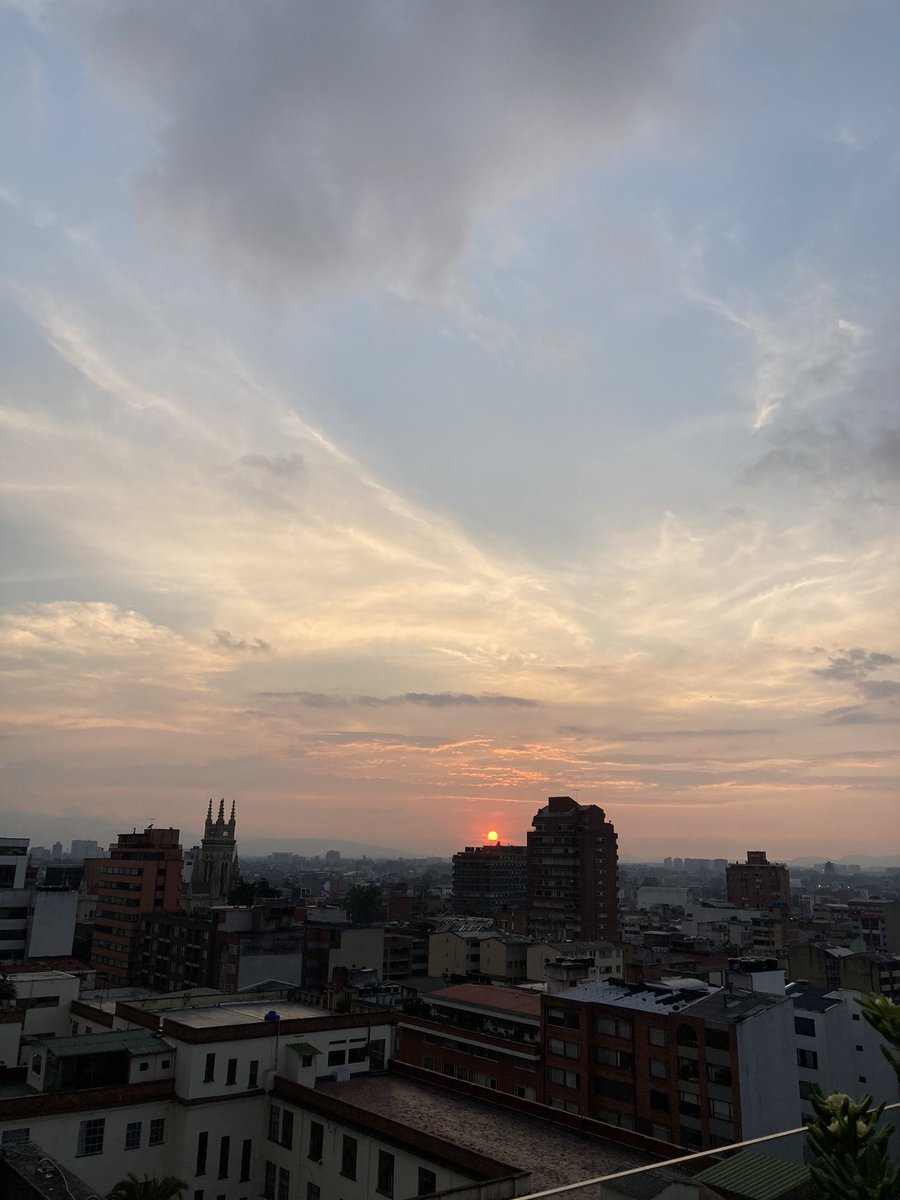 nelsonalonso14's tweet photo. #Atardecer  #Bogota 🌞 https://t.co/gFIXJ7jxhx