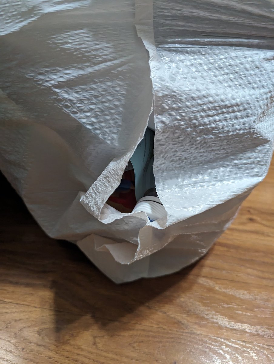 SchmidtMommy's tweet photo. Get it together @Hefty . This is the third bag in this box that has now split at the seam before being full. #notqualitycontrolled #messycleanup #doublebagged https://t.co/IP4v0iEYFW