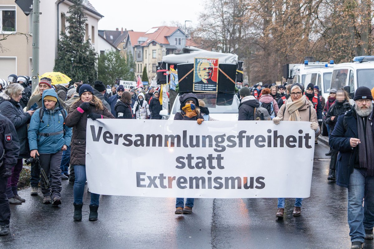 foto_kemp's tweet photo. Etwa 450 TN bei rechtem verschwörungsideologischem #Aufmarsch des #Querdenken und #Reichsbürger|spektrum in #Göttingen #Niedersachsen am 13.01.2024. 
Der Aufmarsch wurde von #Antifa|schist*innen immer wieder blockiert. 
#gö1301 

Alle Fotos: https://t.co/k9l1i7KpCf https://t.co/lvelBgQayc