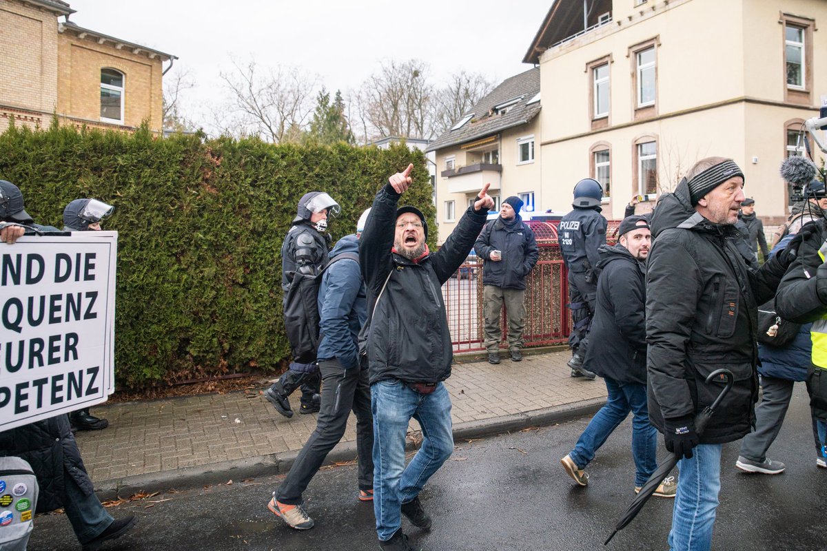 foto_kemp's tweet photo. Etwa 450 TN bei rechtem verschwörungsideologischem #Aufmarsch des #Querdenken und #Reichsbürger|spektrum in #Göttingen #Niedersachsen am 13.01.2024. 
Der Aufmarsch wurde von #Antifa|schist*innen immer wieder blockiert. 
#gö1301 

Alle Fotos: https://t.co/k9l1i7KpCf https://t.co/lvelBgQayc