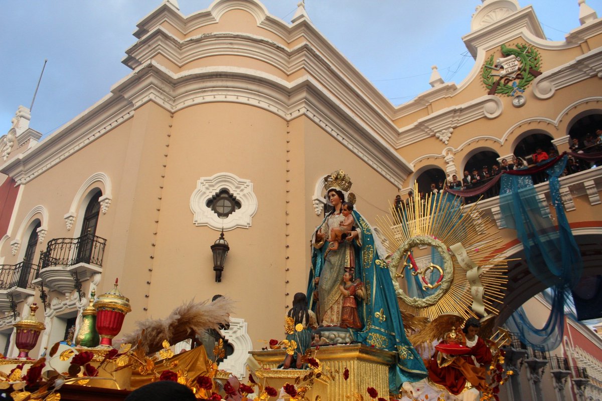 Capirotes_Mad's tweet photo. #VirgenDeLosPobres | Paso por el Arco de Correos de las andas de Nuestra Señora de los Pobres.

#ProcesionesGT #Catolicos #Guatemala #ArcoDeCorreos https://t.co/bO8cwLDKPQ