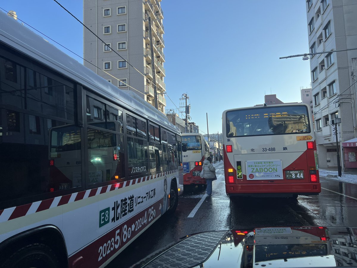 koiki_corp's tweet photo. 金沢で、バスが乗用車に追突して、そのバスが後ろのバスに追突されて、玉突き…
振替のバスに乗客が案内されてる…👀
気温は氷点下、ブラックアイスバーンがひどい金沢市内です
#事故 #金沢 #石川 https://t.co/Kjq09gm0O2