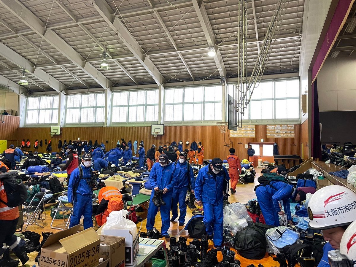 FDMA_JAPAN's tweet photo. 【令和６年能登半島地震】 石川県輪島市における#緊急消防援助隊の宿営地の様子です。上段２枚はエアーテント、下段２枚は体育館の様子。 #総務省消防庁 #令和６年能登半島地震 https://t.co/4BfaZvccKL