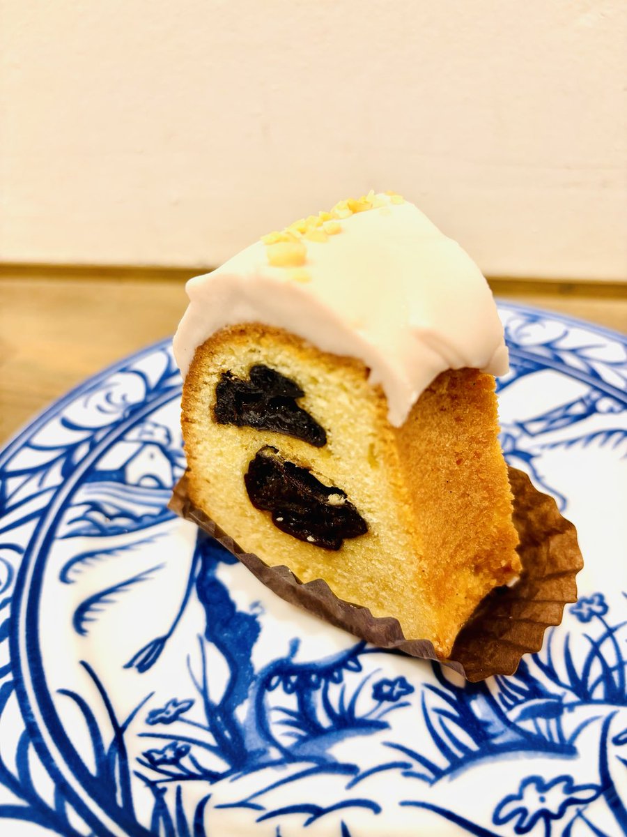 uchi_gourmet's tweet photo. クグロフの生地はしっとりとしていて、中には大きめのプルーンが入っています。上のアイシングはレモンの香りでした。
#Kneten https://t.co/RxaAXJTOSN