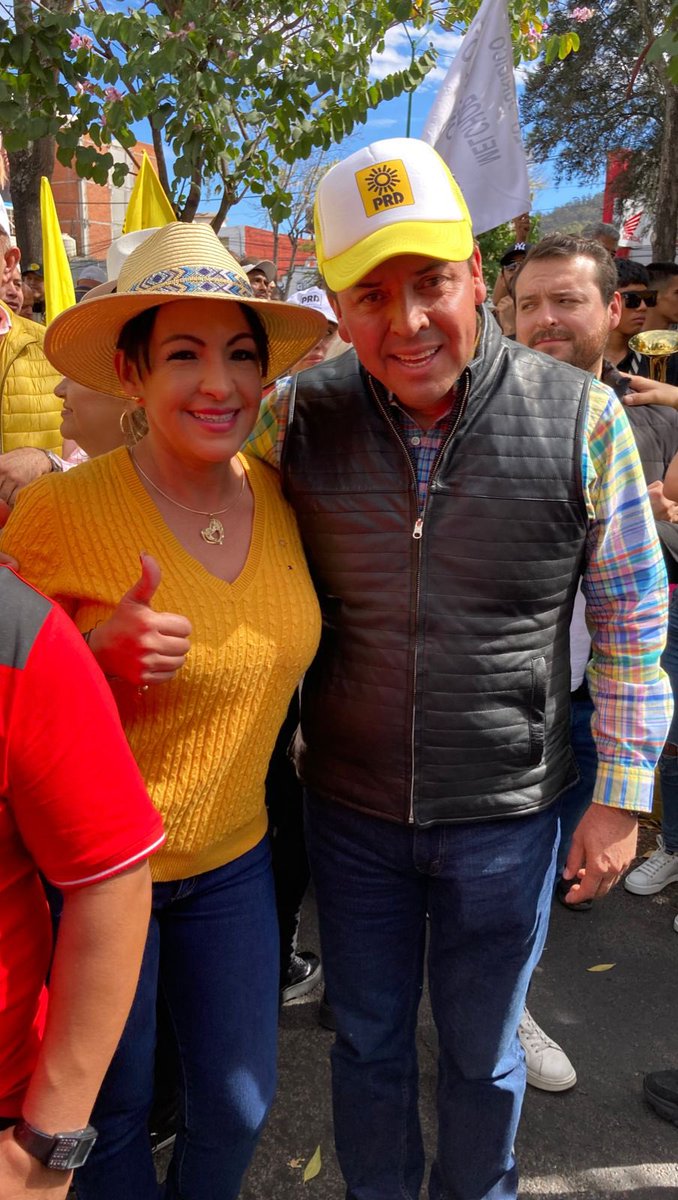 Junto con el Comité Directivo Estatal de mi partido y su militancia acompañé al registro por la candidatura común entre #PRD y #PAN, a <a href="/AlfonsoMtz_Mx/">Alfonso Martínez</a> , estoy segura que la continuidad logrará que #Morelia siga brillando. 
¡Con fuerza y corazón por México! 💛💙
#RevoluciónAmarilla