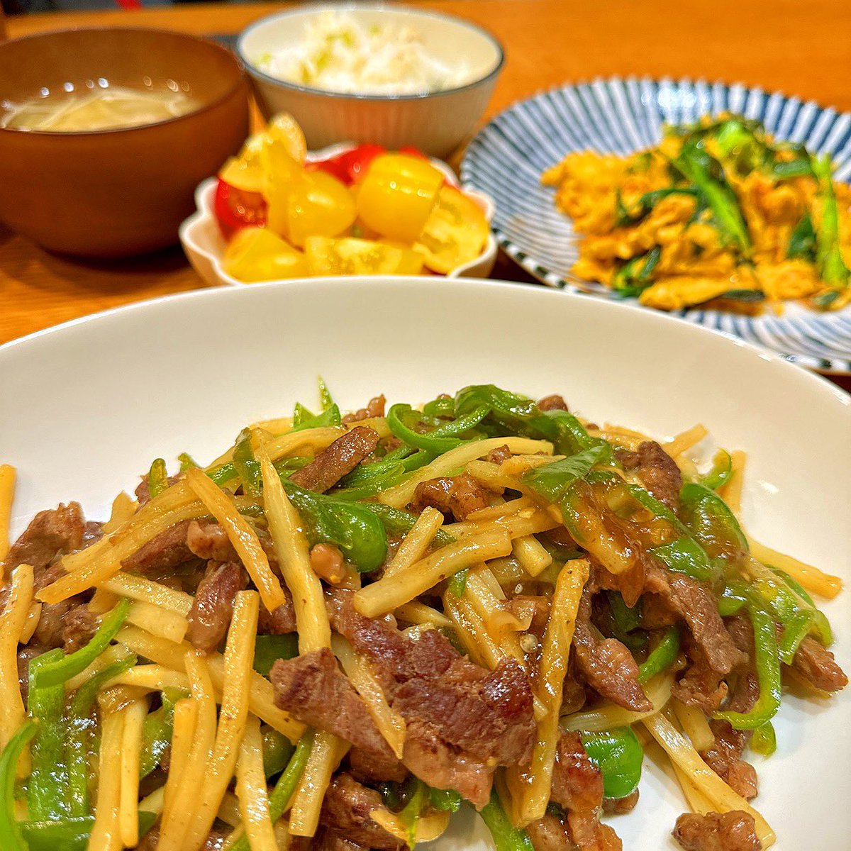 kero_gohan's tweet photo. 旦那に結婚してほぼ初の青椒肉絲では？と言われたけど青椒肉絲ってそんな作らんよーたけのこ高いもんw
てことで今週はよくご飯を作りました！
偉い👏自分！笑

 #Twitter家庭料理部 #おうちごはん #居酒屋メニュー #定食メニュー #料理好きな人と繋がりたい #おうち居酒屋 https://t.co/nLBaeuvZsI