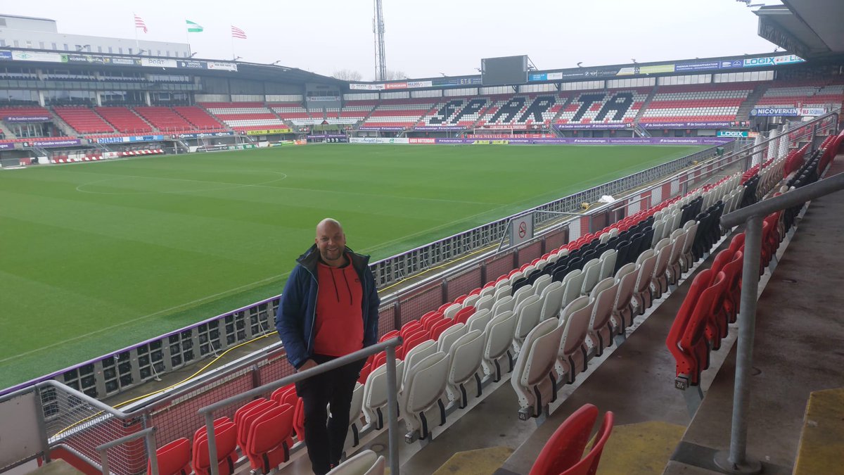 pietskoe's tweet photo. Vandaag bij het kasteel fantastisch ontvangen. De medewerker van de #fanshop is een gastheer om te koesteren. @SpartaRotterdam. Deze man ademt clubliefde en nodigt uit om sparta een bijzonder plekje in je voetbalhart te geven. Bedankt en hopelijk tot snel! https://t.co/xwztqhN7aq