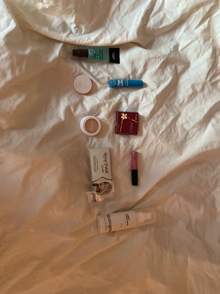 Phoenixbest0's tweet photo. #makeup #onlyfans #sugardaddy #sugarbaby 

#primer on face 
Blue lipstick is #eyeshadow
#blush on cheeks
#bronzer on temples
#highlighter on cheeks 
#lipgloss on lips
#bindhi on forehead
#settingspray on face https://t.co/yDAuxtNCRG