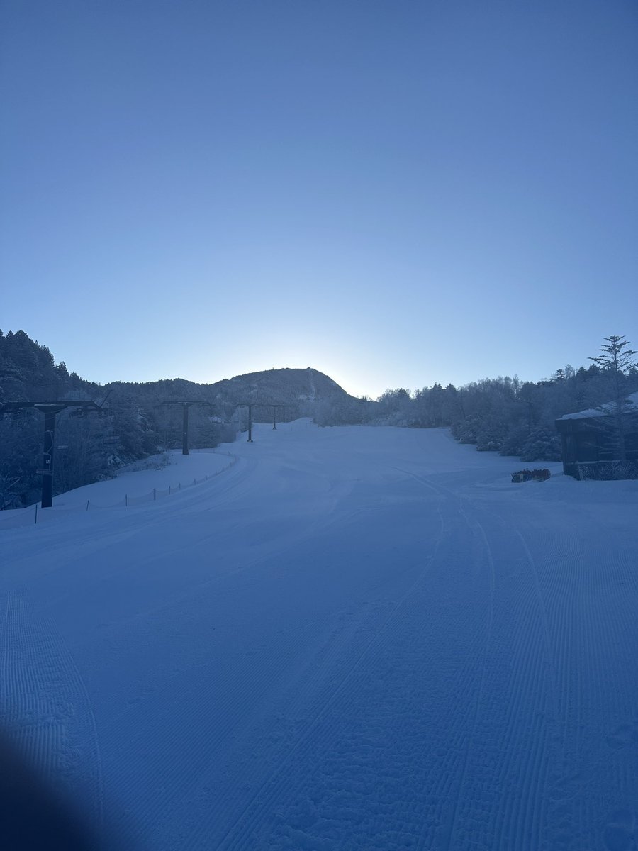 今日はいい天気です！
昨日までの雪で、とても良いコースとなりました！
こんな日は横手山で決まり！