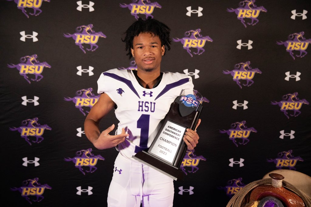 D1_landon5's tweet photo. Had a great time at HARDIN SIMMONS look forward to coming back! @Whitehead_HSU @coach_culhane @CoachCBurton @CoachFarrellCHS @Coach_Cuellar @CoachAnderson_S @Wilkins_2018 @Coach_CMac1 https://t.co/MgdPu5g0LK