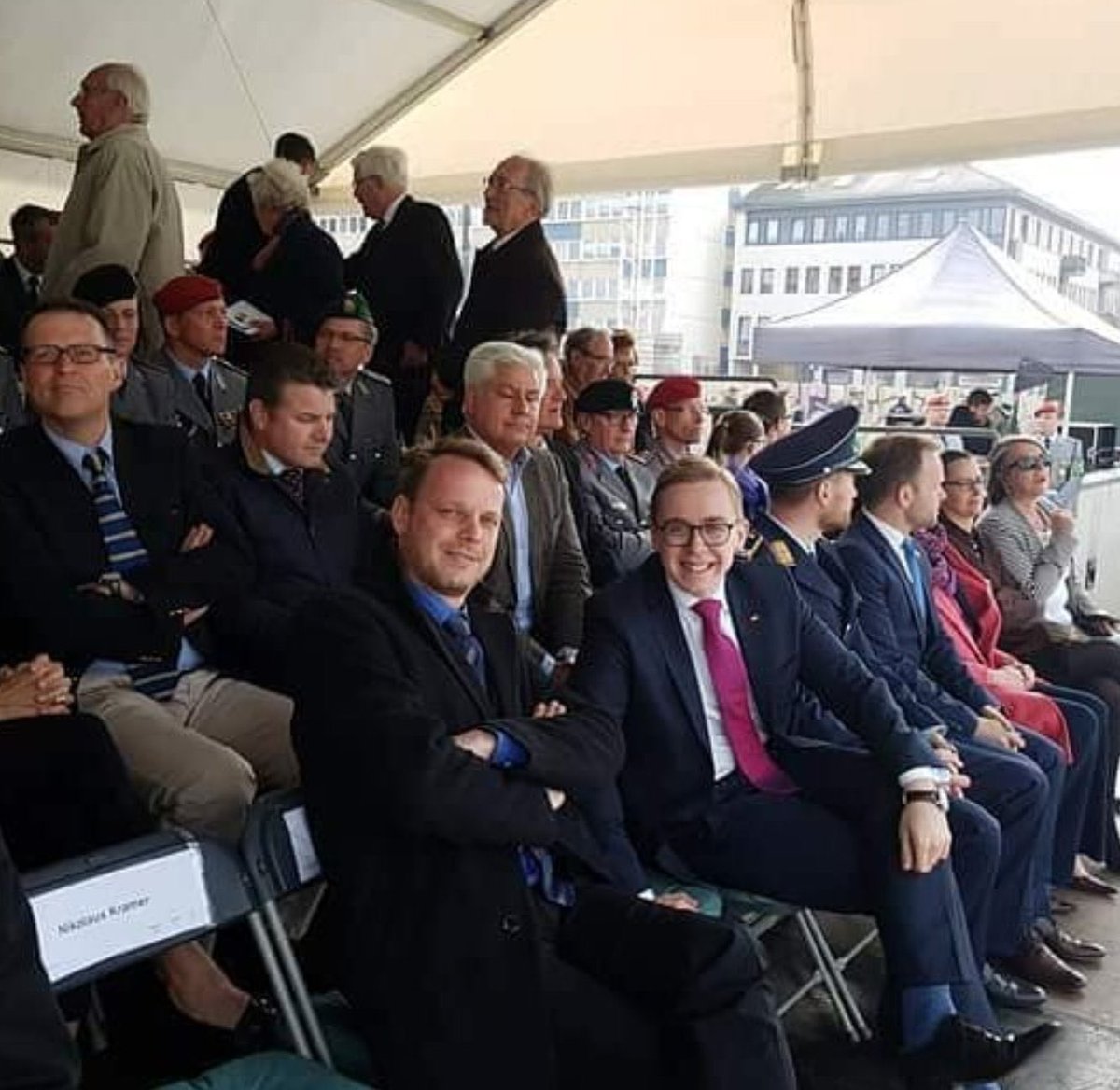ArminRohde's tweet photo. Warum sucht Philipp Amthor die Nähe zu Nicolaus Kramer #AfD ?
War‘s einfach nur gemütlich?
War’s ein Versehen ?
Ein Schnupperkurs?
Politische Routine?
Von wem stammt dieses Photo ?

Fragen über Fragen.

https://t.co/yrNrfxu2lP https://t.co/c8CaMXq4rA
