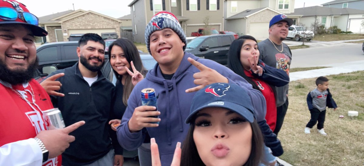 bnicoleee19's tweet photo. game day with my favs 🫶🏻 LINE EM UP LETS GOOOOO 🤘🏻 @MaruchanWarrior @lombardogarza10  #WeAreTexans https://t.co/DkzNmCfXJ7