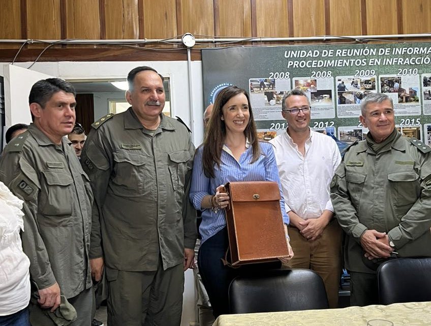 VickyVillarruel's tweet photo. Visita al Destacamento de Gendarmería Nacional de Villa Allende junto con el Intendente Pablo Cornet, quien también me hizo un presente de una artesana de la zona. Al mediodía almorcé con el Gobernador Martín Yaryora, la vicegobernadora y el Viceintendente de Córdoba. Conversamos con la senadora nacional @carmenAlvarezR y nos encontramos con @AgustinLaje. Día de muchas reuniones antes de volver a Bs As.