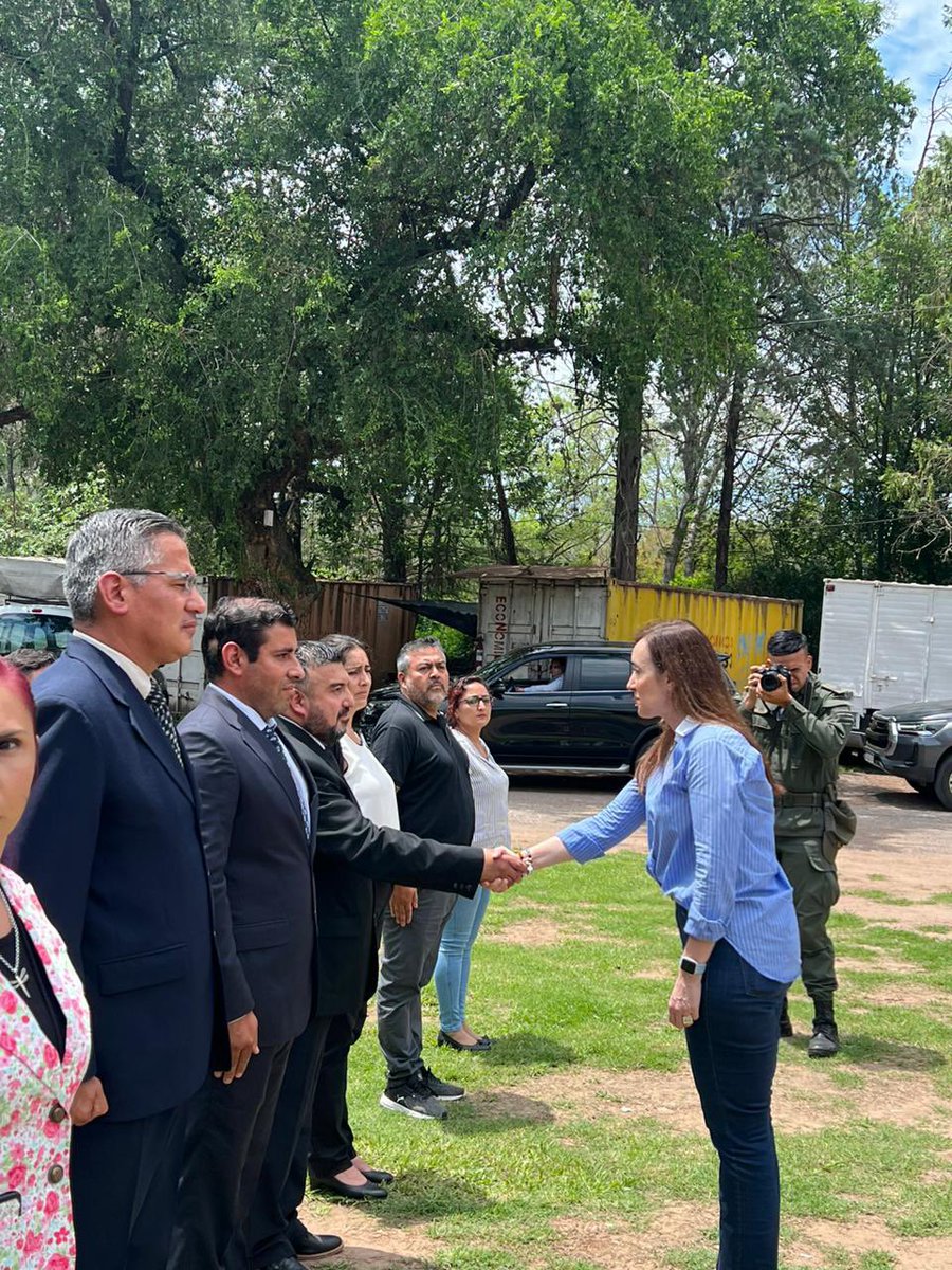 VickyVillarruel's tweet photo. Visita al Destacamento de Gendarmería Nacional de Villa Allende junto con el Intendente Pablo Cornet, quien también me hizo un presente de una artesana de la zona. Al mediodía almorcé con el Gobernador Martín Yaryora, la vicegobernadora y el Viceintendente de Córdoba. Conversamos con la senadora nacional @carmenAlvarezR y nos encontramos con @AgustinLaje. Día de muchas reuniones antes de volver a Bs As.