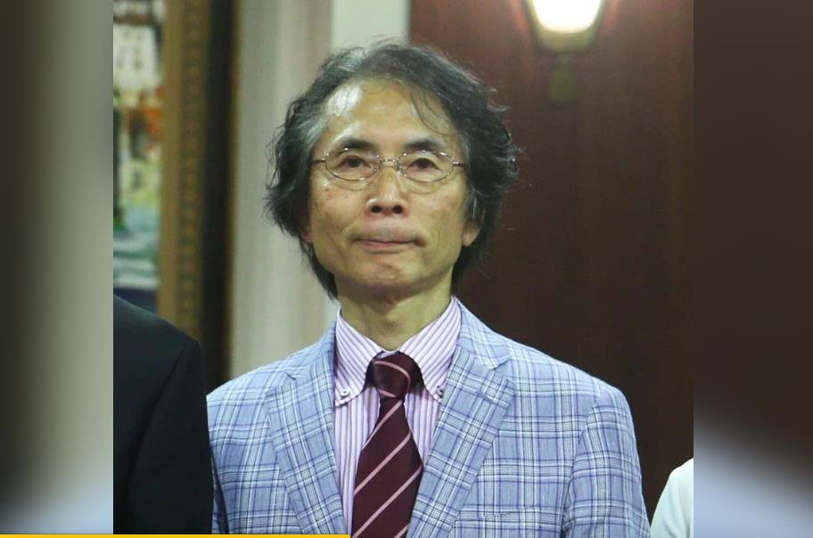 每次預測台灣總統大選神準的日本政治學者小笠原欣幸

這次依照慣例在選前特地來台，到北中南跟著候選人跑場觀察選情

最後他回日本，9日寫下他在東京做了預測，隔天發給若林正丈、松田康博、川上桃子、佐藤幸人等10名日本台灣學會的學者朋友們

他的預測是

賴：42.1%
侯：34.9%
柯：23.0%

最後開出