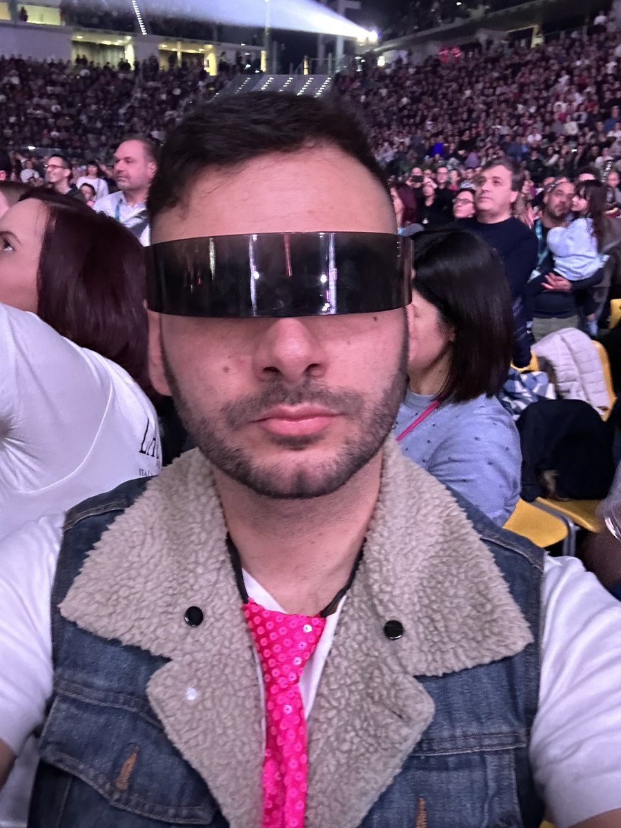 Ormai il momento Surrender c’è anche tra il pubblico <a href="/LauraPausini/">Laura Pausini</a>