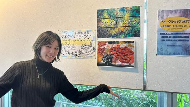 変形菌LOVE親子のお父さんから貰ったブース内の写真でおはようございます! 粘菌地蔵メヂちゃん&ルリホコリに落書きをするのが趣味な妖精"アソビ"シリーズ、新作を置いた傍から完売してます。今朝も新しく増やします。  本日1 /14(日)も10:00～ 最終入場16:30 17:00まで  #Myxology #きのこマーケット