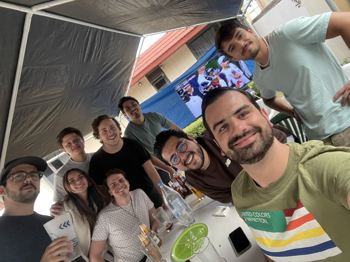 RodrigoGtzP's tweet photo. Sábado de Playoffs con la familia @TUDNMEX #TuPaseCompleto https://t.co/RaePKPLJQC