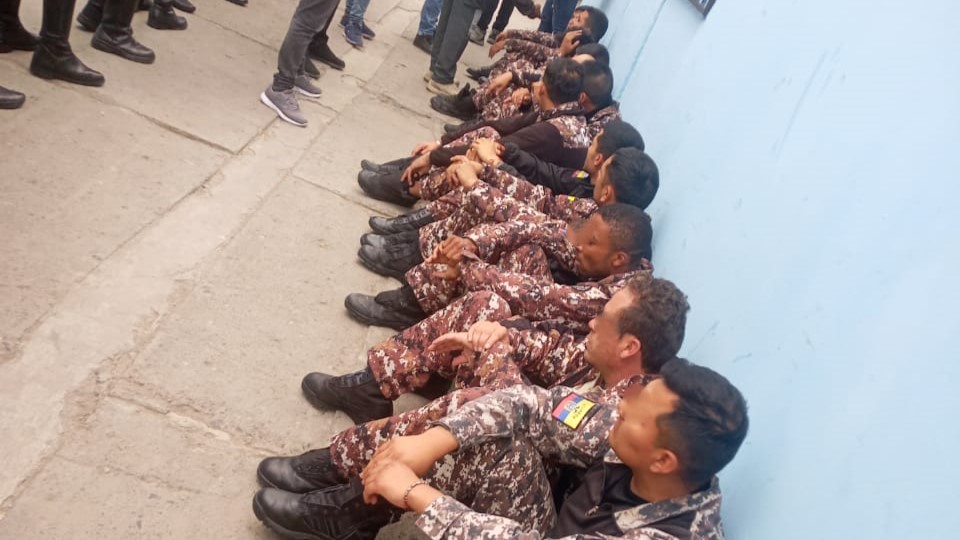 𝑻𝒓𝒆𝒄𝒆 𝒂𝒈𝒆𝒏𝒕𝒆𝒔 𝒑𝒆𝒏𝒊𝒕𝒆𝒏𝒄𝒊𝒂𝒓𝒊𝒐𝒔 𝒔𝒐𝒏 𝒍𝒊𝒃𝒆𝒓𝒂𝒅𝒐𝒔 𝒆𝒏 𝒆𝒍 𝑪𝑷𝑳 𝑻𝒖𝒏𝒈𝒖𝒓𝒂𝒉𝒖𝒂

Fuerzas Armadas y Policía Nacional intervinieron en el  Centro de Privación de Libertad #Tungurahua, tomando el control del centro y logrando el rescate de