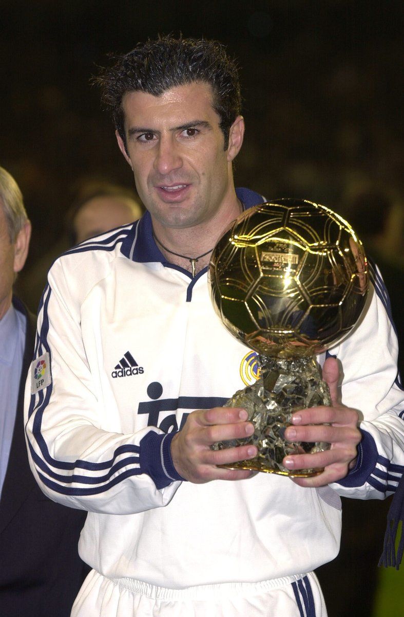 🔙✨ @LuisFigo recibía su Balón de Oro en el Santiago Bernabéu. #TalDíaComoHoy | #LALIGAEASPORTS