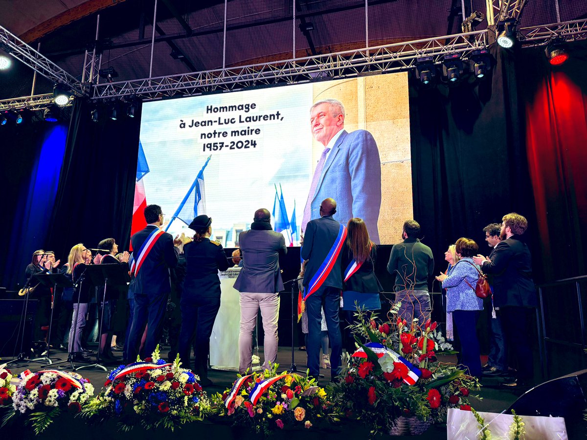vielhescaze's tweet photo. Émus et nombreux ce soir à rendre hommage à JL Laurent, maire du @villeKB et président @MRC_France, ardent défenseur de la République et amoureux de sa ville et de ses habitants. Tu vas nous manquer Jean Luc. Salut et Fraternité. https://t.co/fTqxfg281u