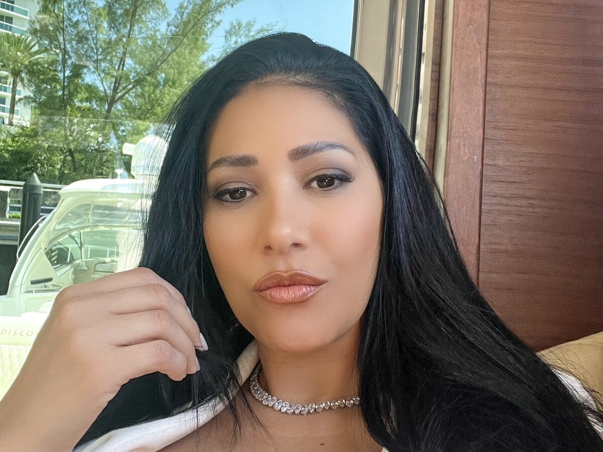 ObsFamosos's tweet image. #Simaria coloca decote e pernões para jogo ao posar com body mega cavado | observatoriodosfamosos.uol.com.br/noticias/simar…