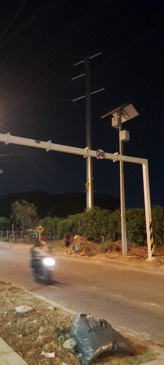 jhonper35's tweet photo. El regalo de navidad que nos dejó el tal mello a la entrada de Don Alberto, cámaras supuestamente para controlar la velocidad o será para aplicar multas ? Por qué más bien no canalizo las aguas lluvias que impiden entrar al Barrio por horas? Porqué no trabajo la doble calzada? https://t.co/MfUUmly1AR