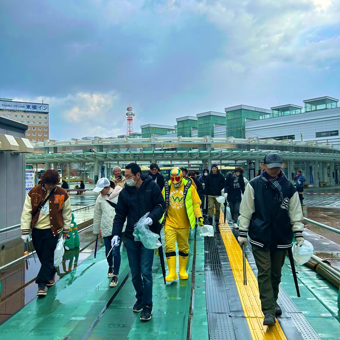 fukui_hpsm's tweet photo. ２０２４（令和６）年３月１６日（土）北陸新幹線　金沢～敦賀間が開業！🚄

我々ができることは、県外の人が福井に来ていただいた際に、ゴミひとつない福井を目指しておもてなしすること。

それまでも、それ以��も、継続するだけ。

本来目指すのは、ゴミのポイ捨てがなくなり、このゴミ拾い活動も無くなること。

こんな活動…こんな活動が無くなること。
そこを目指す。

#福井県　#おもてなし宣言291
#ご当地ヒーロー
#リアルライフヒーロー