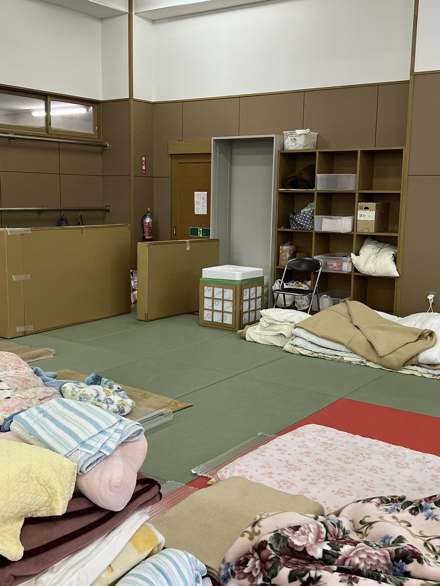 cleairwin_f's tweet image. 【体育館避難所の盲点】
天井が高く暖房が効かない事です。
5m位あるので暖い空気は殆ど人の居ない上の方に溜まります。
クレアウィンBOXは最大1100㎥/hの風量の「サーキュレータ」搭載なのでこの上熱を下に下ろして来ます。

田鶴浜高避難所リーダーはこの事も喜んでおられました。
#強制対流