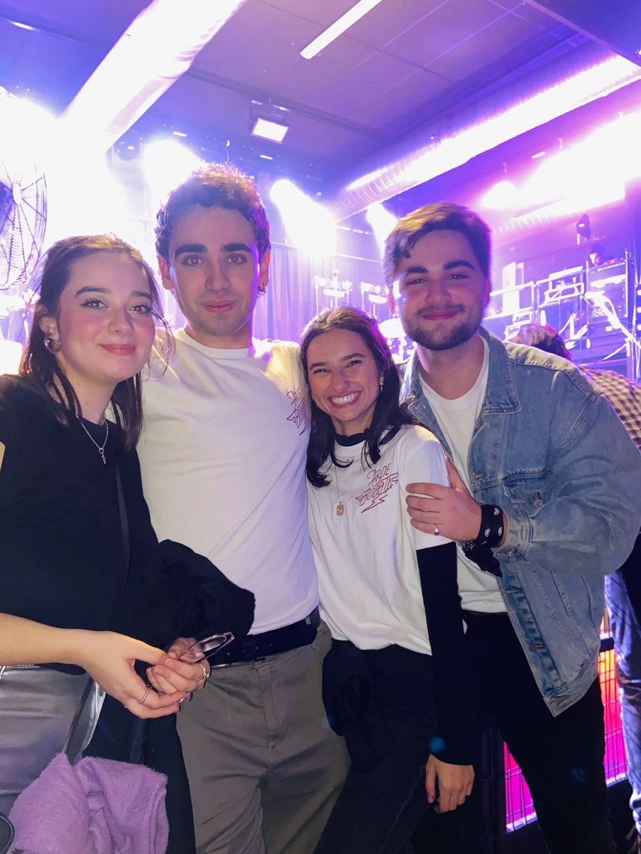maartaagomariz's tweet photo. “Por eso, cuidad mucho de la gente que viaja con vosotros, de vuestros copilotos” ❤️‍🩹 

(el conciertazo de mi vida) https://t.co/teFc6nW7SM