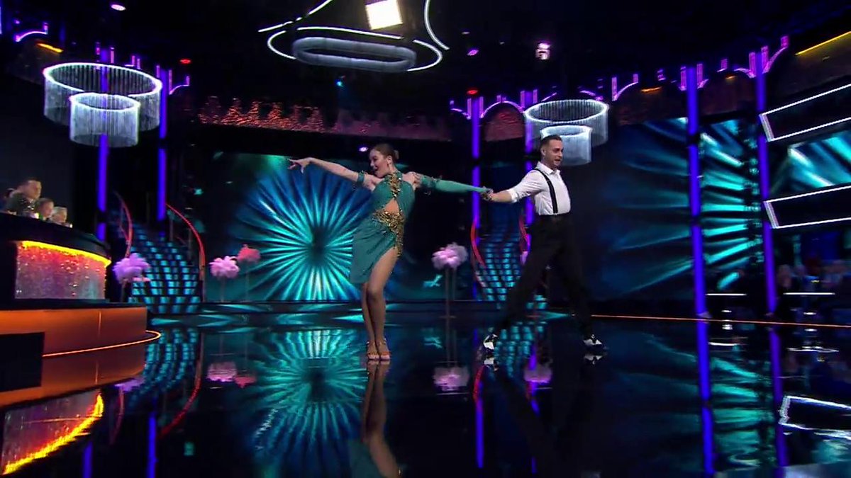 María Isabel y Luis lo dan TODO con un chachachá que nos ha dejado boquiabiertos 😍

🪩 #BailandoConLasEstrellas 
 🔵mdia.st/directo5