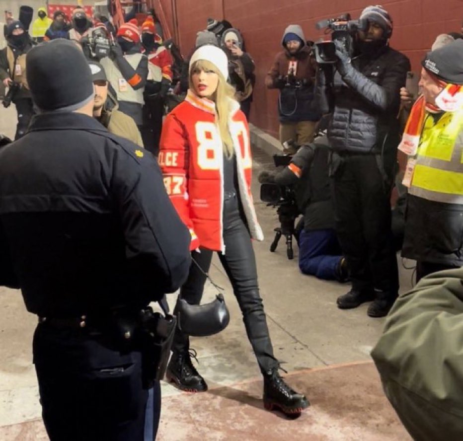 holygroundsound's tweet photo. how does she have a travis puffer coat omg she had her stylists working OVERTIME to get this ready methinks https://t.co/BmiSwEIAAB