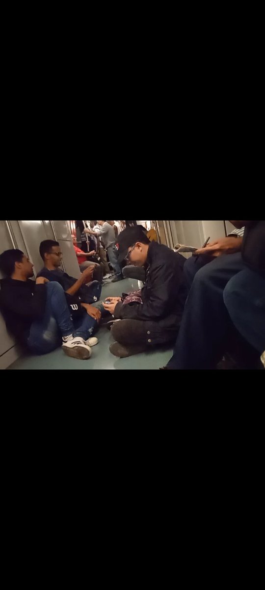 ramon23ebjnm's tweet photo. Esto no debe pasar en el Metro,lo que les falta es la mesa de Dominó más la bebida alcohólica !!!! https://t.co/a2b6mwuaUT