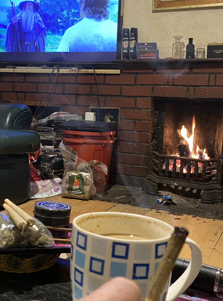 Greengiggles420's tweet photo. Nigh X Fam from the Emerald Isle whoever you are wherever you are goodnight FAM Enjoy #cannabisculture #PPP #CannabisCommunity #CannabisNews #@420 #CannaLand #StonerFam #growyourownweed #CoffeeTime #Legalizeit #FDepression #Tattoos #Piercings #Pits https://t.co/1GixtNIChU
