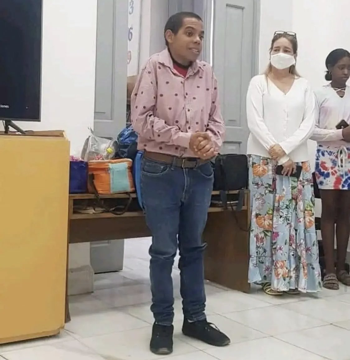 Yosuan Palacio es reconocido por la OMHF (Organización mundial de Hombres Feos) como el hombre más feo de Cuba. Destrona a Randy Alonso después de 15 años.