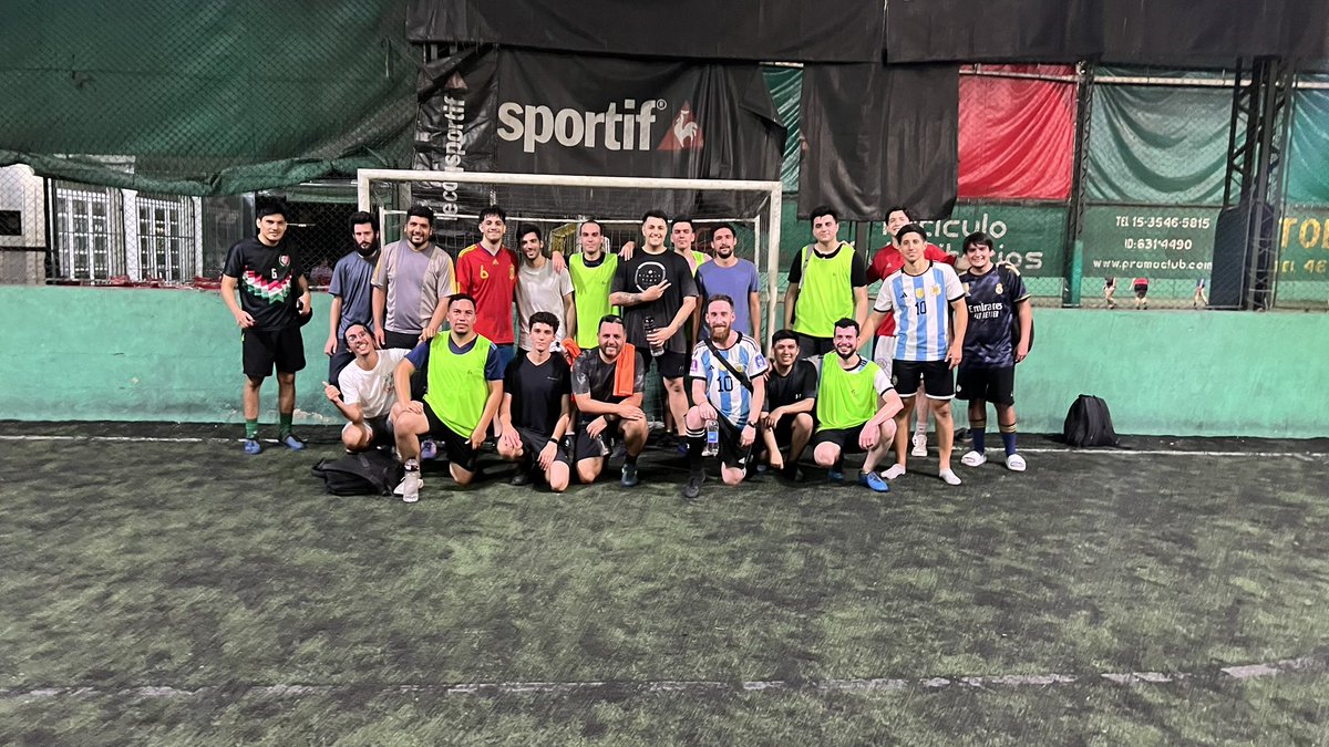 goncy's tweet photo. Hoy se cumple un año de los Sábados de futbol 5 con la comunidad. Nuestra regla es “nadie queda afuera”. Si se anotan 10, 12 o 13, nos acomodamos. Hoy éramos 20. Alquilamos 2 canchas.

Por más futbol, más amistad, contenido y siempre, más comunidad 🤝 https://t.co/lYvrxN4zs7