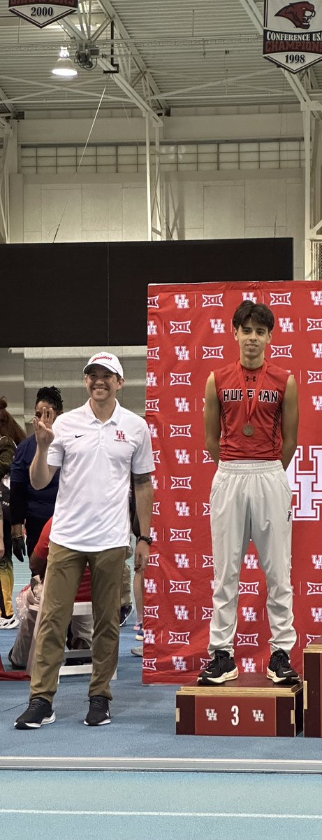 Season opener at the U of H Indoor meet. Ran a 2:06- 800 PR and got third with a 9:10- 3000 PR. Excited for the future. Higher mileage training is definitely working👌🏽