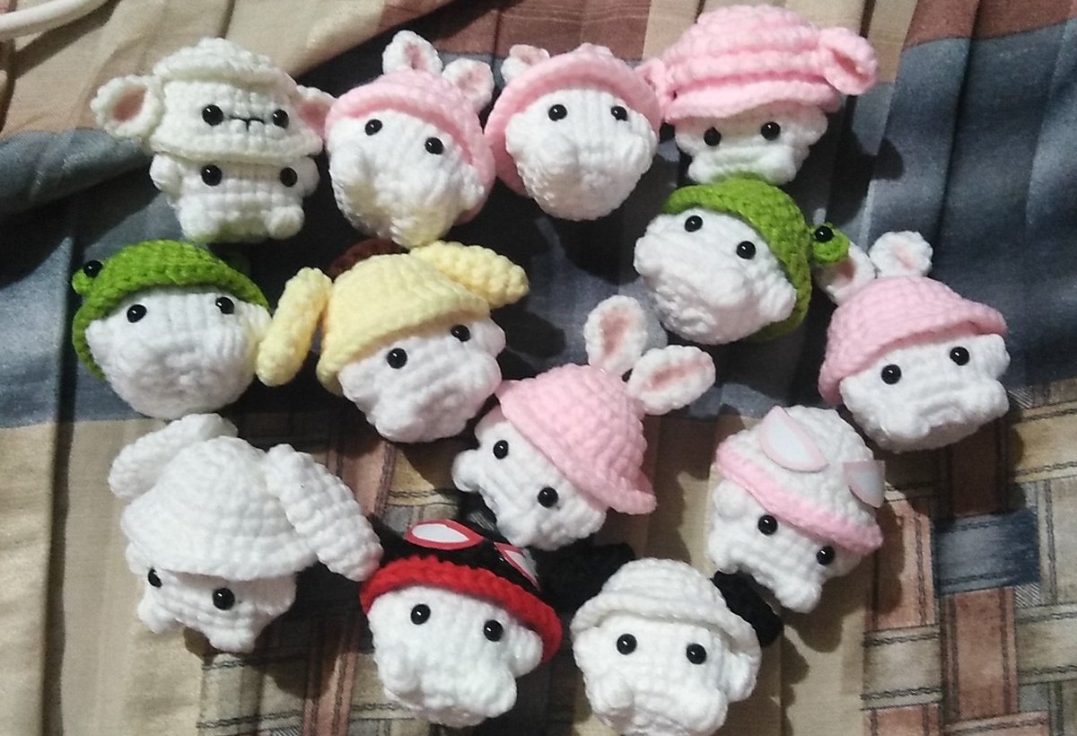 eyncart_'s tweet image. anyone interested if i start selling crochet keychain?