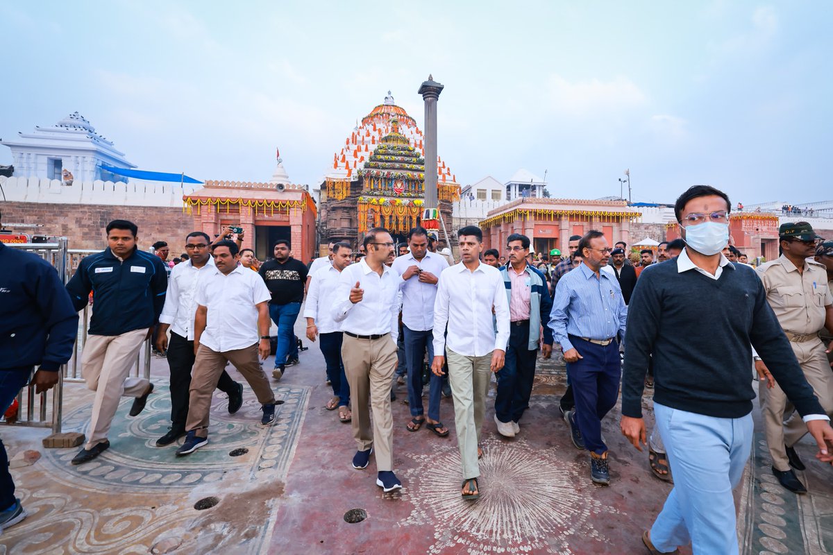 CMO_Odisha's tweet photo. Chairman #5T &amp; #NabinOdisha, Shri Kartik Pandian visited the ongoing #ShreemandirParikrama project, Shree Marga, Shree Jagannatha Vihar, Shree Setu, Samanga Parking &amp; facilities being created for pilgrims. https://t.co/v08xwZvVwU