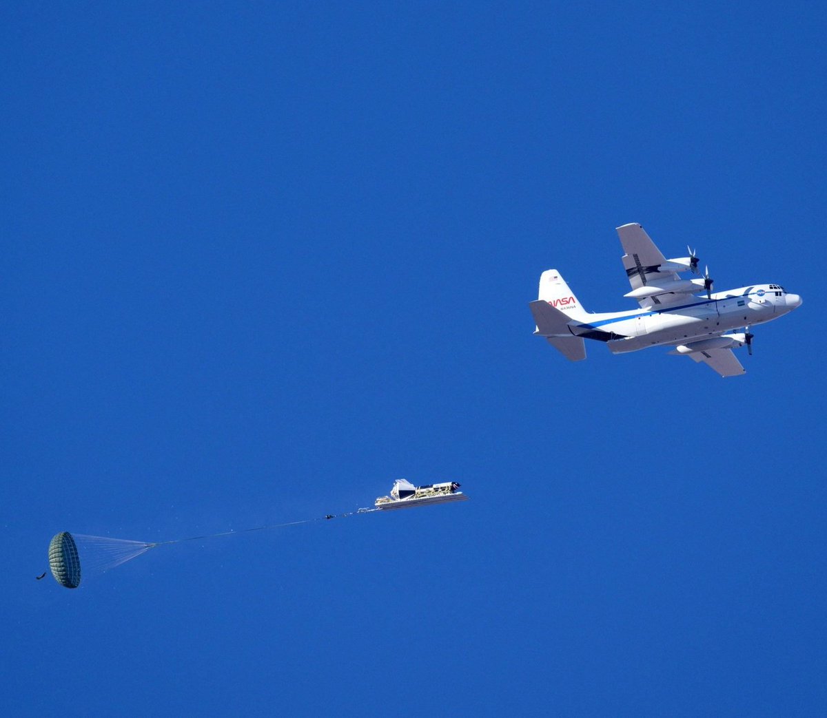 Funflix_205's tweet image. A NASA C-130 cargo aircraft releases a dart-shaped test vehicle above the U.S. Army’s Yuma Proving Ground on Jan. 9 to begin the testing sequence for a Boeing Starliner parachute system. Credit: U.S. Army Yuma Proving Ground

@NASA @astrobotic #nasaearth 
#hubble #nasajpl  #ESA