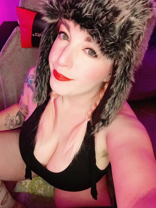 let&rsquo;s keep each other warm tonight!  find me on https://t.co/dcu2lakdB5 &amp; https://t.co/4zO1LrfRO4 https://t
