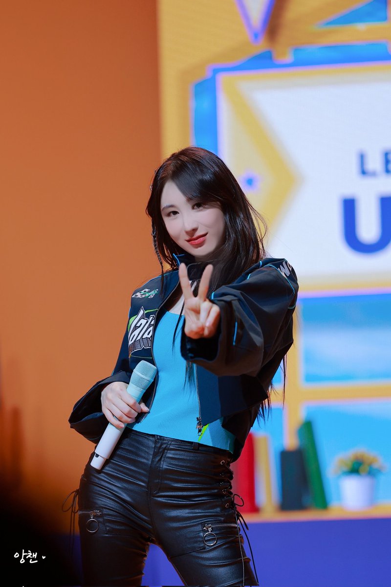 gebinara's tweet photo. 240113 이채연 팬미팅

이채연 선배👩‍🎓🏫
포토타임✌️

#이채연 #LEECHAEYEON https://t.co/zdNkMaTJjz
