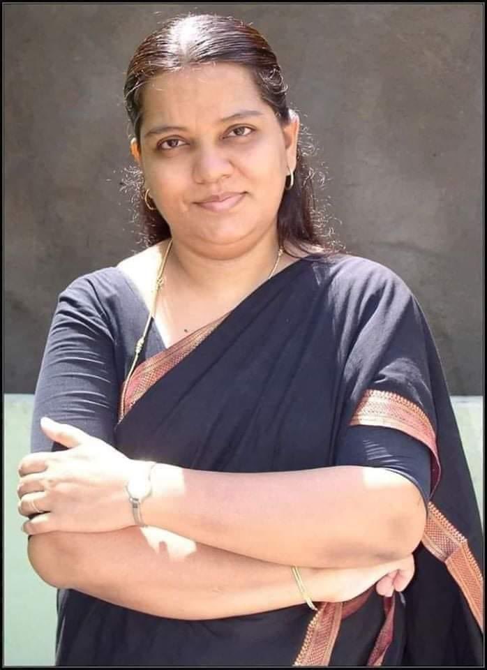 ProfSumathi's tweet photo. சென்னை உயர்நீதிமன்ற வழக்கறிஞர்கள் சங்கக் கூட்டம் நடைபெற்றது. அக்கூட்டத்தில் ஒரு தீர்மானம் கொண்டு வரப்படுகிறது. அதாவது ‘இனிமேல் வழக்காடத் தொடங்கும் போது நீதிபதிகளைப் பார்த்து என் பிரபுவே என்று பொருள் படும்படியாக, மை லார்டு என்று அழைக்க வேண்டியதில்லை. அது ஆங்கிலேயன் காலத்தில்கொண்டுவர��்பட்டது. எனவே இனிமேல் நீதிபதிகளைப் பார்த்து சார் என்று அழைத்தாலே போதும்’ என்றொரு கருத்து முன்வைக்கப்படுகிறது. அனைவரும் அதனை ஏற்றுக்கொள்கின்றனர்.

அப்போது அக்கூட்டத்தில் கலந்து கொண்ட வழக்கறிஞர் அருள்மொழி எழுந்து, “ஒரு சின்ன திருத்தம். மை லார்டு என்று அழைப்பதை உடனேநிறுத்த வேண்டாம். இன்னும் கொஞ்ச காலத்திற்கு நீதிபதிகளை மை லார்டு என்றே அழைக்கலாம்” என்று சொல்ல, அதைக் கேட்ட மற்���வர்கள் ஆச்சரியத்துடன், *"சுயமரியாதை இயக்கத்தைச் சேர்ந்த நீங்கள் எப்படி அந்த அடிமை முறை தொடரவேண்டும் என்று சொல்கிறீர்கள்?”* என்று கேட்டனர். அதற்கு வழக்கறிஞர்அருள்மொழி அவர்கள் சொன்ன விடை பார்ப்பனீய சூழ்ச்சியின் உச்சத்தைத் தொட்டுக்காட்டியது.

“வேறொன்றுமில்லை, விடுதலைக்கு முன்பு ஆங்கிலேயர்கள் மட்டுமே நீதிபதிகளாக இருந்தார்கள். அப்போது அவர்களை ‘மை லார்டு’ என்று வழக்கறிஞர்கள் அழைத்தனர். அதற்குப்பிறகு ஒரு குறிப்பிட்ட மேல்தட்டுவகுப்பினர் மட்டுமே நீதிபதிகளாக இருந்துவந்தனர். அவர்களையும் ‘மை லார்டு’ என்று அழைத்தோம். அப்போதெல்லாம் உறுத்தாத அடிமைத்தனம், பிற்படுத்தப்பட்டவர்களும், தாழ்த்தப்பட்டவர்களும் நீதிபதிகள் ஆகியுள்ள இக்காலத்தில் மட்டும் ஏன் உறுத்துகிறது?

இந்த நீதிபதிகளையும், சிலகாலம் ‘மை லார்டு’ என்றுஅழைக்கலாம். தங்களை மேல்சாதியினர் என்று கருதிக் கொண்டிருக்கும் வழக்குரைஞர்கள், வெள்ளைக்காரர்களை ம�� லார்டு என்று அழைத்த நாவால், மற்றவர்களையும் சில காலம் அழைக்கட்டுமே!” என்று விளக்கமாக விடைசொன்னபோது, மெல்ல மெல்லக் கரவொலி, கூட்ட அரங்கை நிறைத்தது !

   -இரா .உமா அவர்களின் பதிவில்