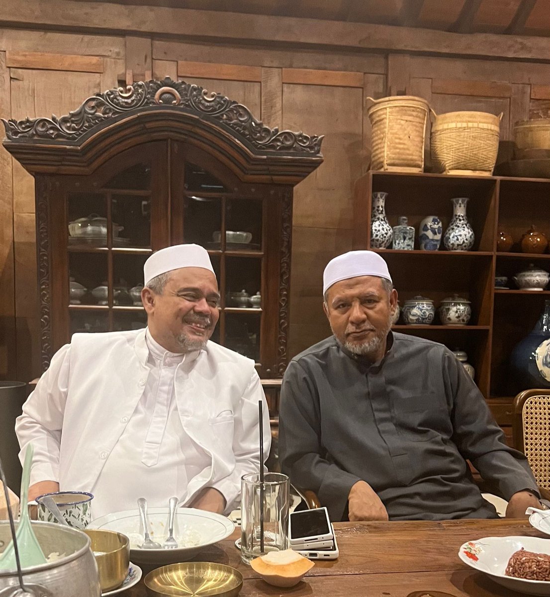 Alhamdulillah kembali bersilaturahim dengan Ad dai'ilallah Habib Muhammad Rizieq bin Hussein Shihab Dan keluarga, semoga Allah selalu melindungi, merahmati beliau semua