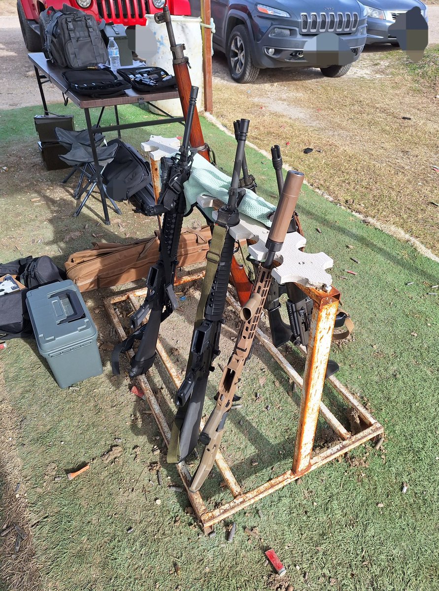 lardagus's tweet photo. Speaking of Armalites from earlier, obligatory "Gee Lard, why do you get to handle TWO [Howa 🇯🇵] AR-180s? My mom only let me have zero..."
Nice range day today, ended just as the temps plummeted well below freezing. 🥶
Stay warm out there, y'all!
#pewpew #toodamncold #MoarAmmoPlz https://t.co/l5r5ZIh6fe